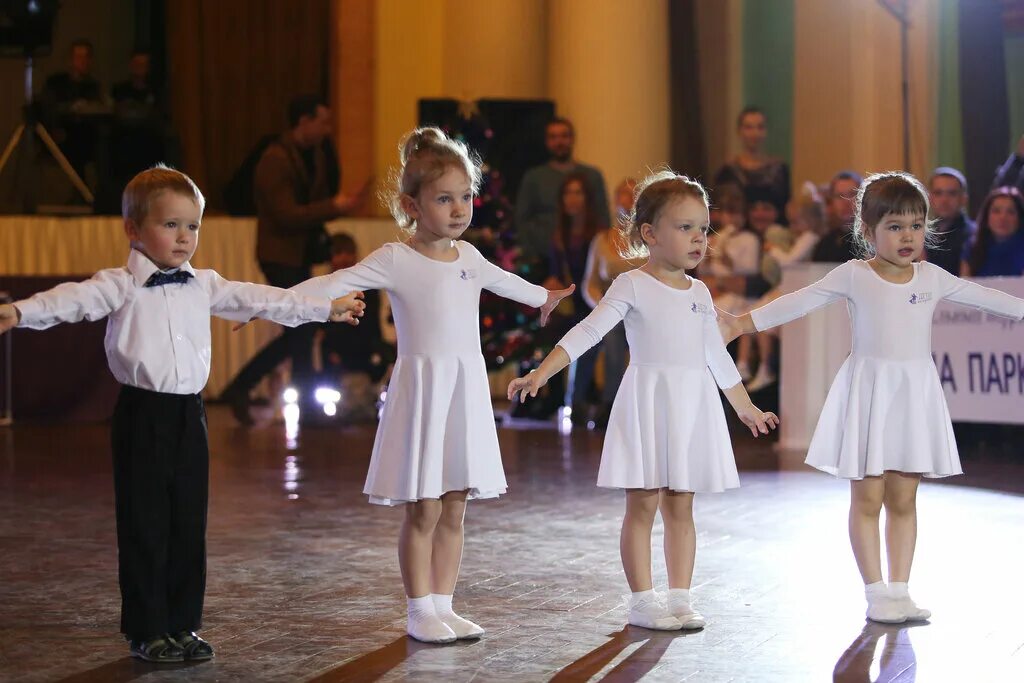 танцевальные кружки для детей. садах танцует. танцы для детей в доу. дети танцуют в садике. дети танцуют в детском саду.