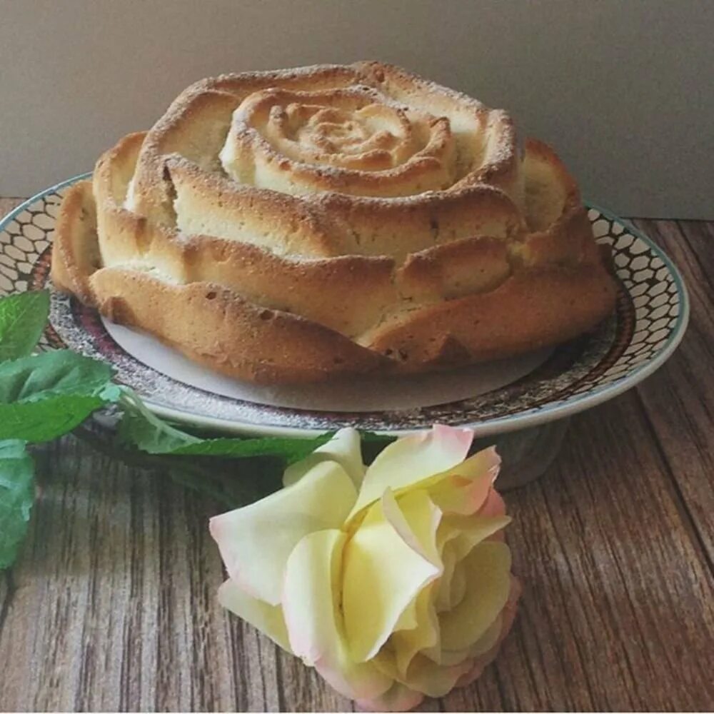 Пирог розочка. Розочки выпечка. Пирожок в форме розы. Пирог в форме розы.