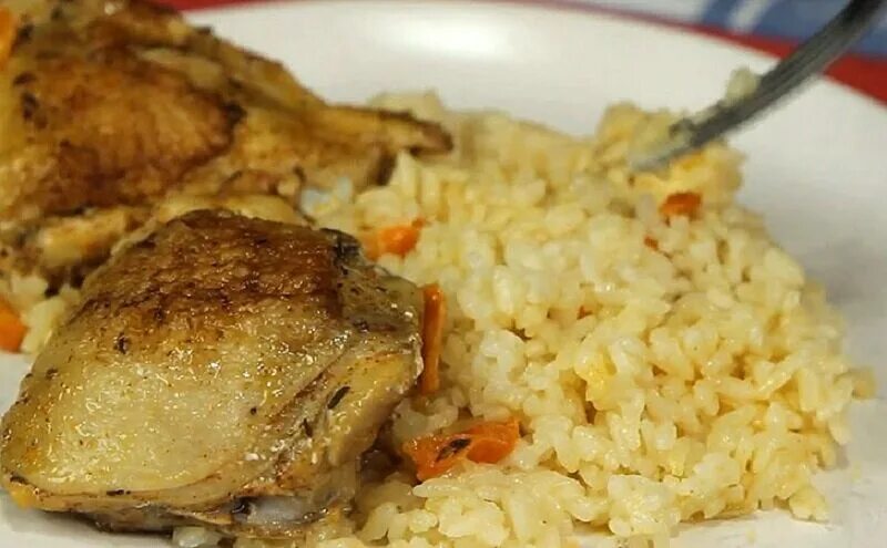 Курица с рисом на сковороде вкусный. Куриные бедра с рисом на сковороде. Бедро куриное жареное с рисом отварным. Рис с курочкой в Дубае. Рис с куриным бедром столовая.