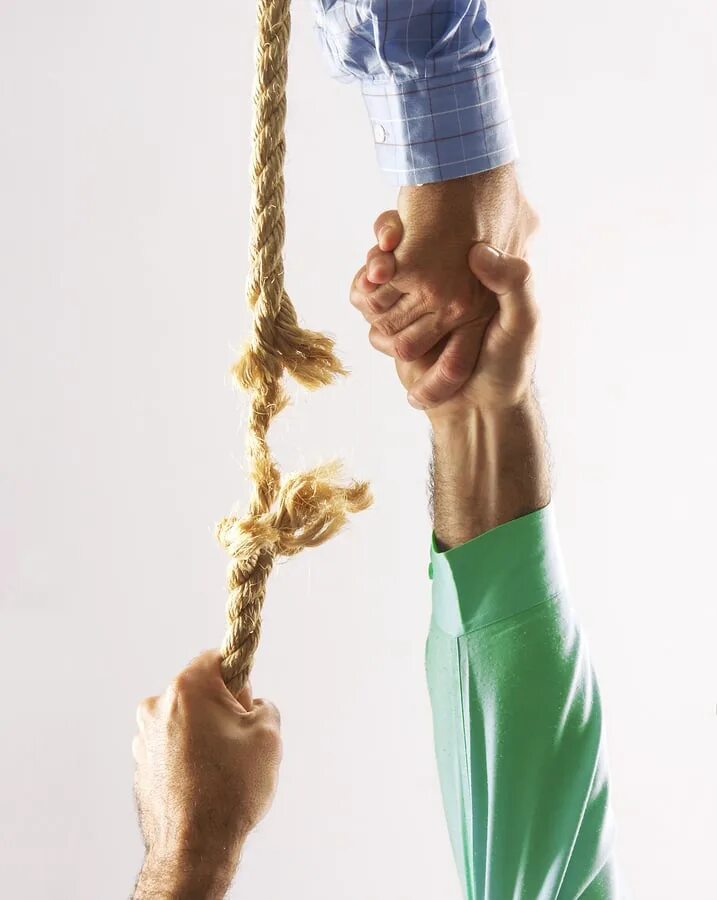 Человек на обрыве. Девушка ведет за руку. Человек на скале. Я ухватился одной рукой за выбоину. Волк в трубе.