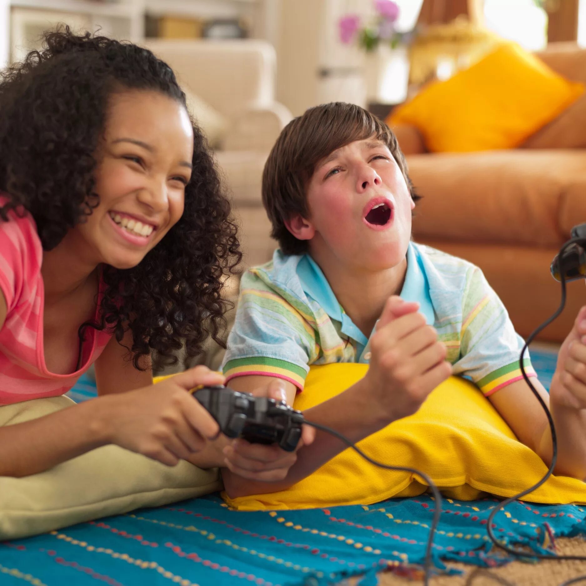 The girl is playing a game. Играющие девушки. The girl is playing a game. Девочка геймер. Игрушки для детей раннего возраста.