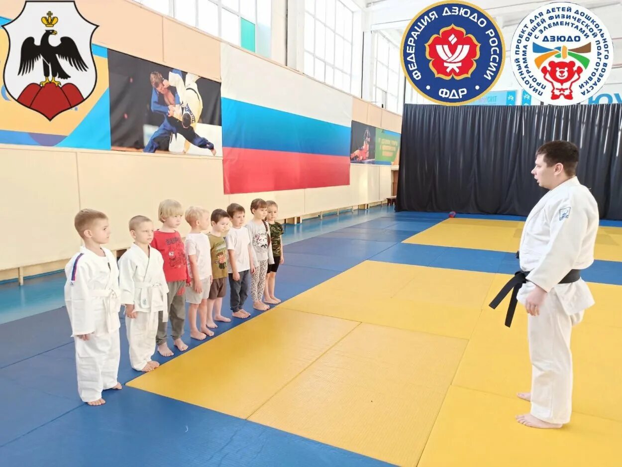 спортшкола зенит орск. зал тяжелой атлетики орск. соревнования в орске 2022. тренер и боксер. тренер по боксу орск.