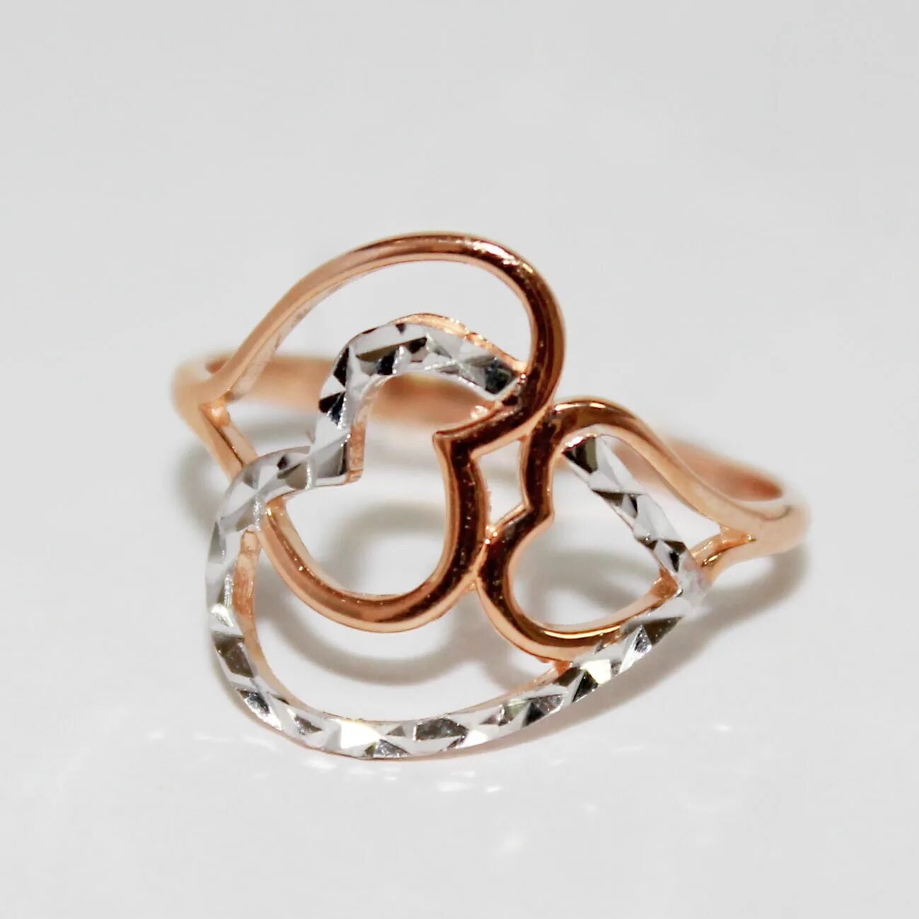 кольцо с двумя сердцами. кольцо с двумя сердечками золотое. эстет кольцо с 23 фианитами. кольцо эстет артикул 01к134544. кольцо с рубином сердце.