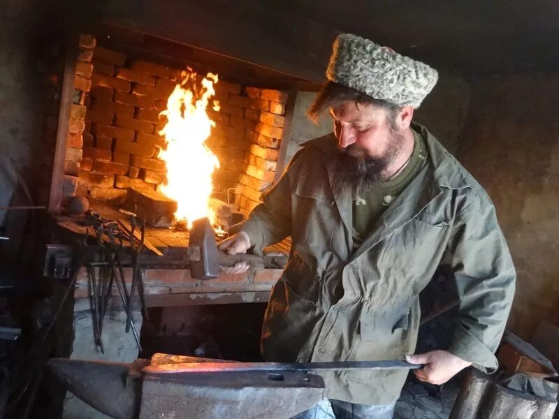 Гончар кузнец. Ремесло кузнеца. кузнец ремесленник. русский кузнец. казак кузнец.