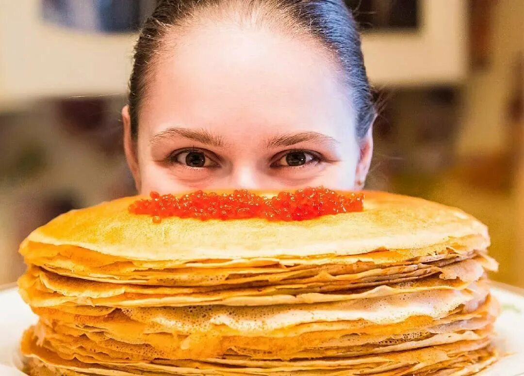 Блины. Вкусные блины. Поедание блинов на масленицу. Почему блины получаются толстыми. Почему блины получаются толстыми.