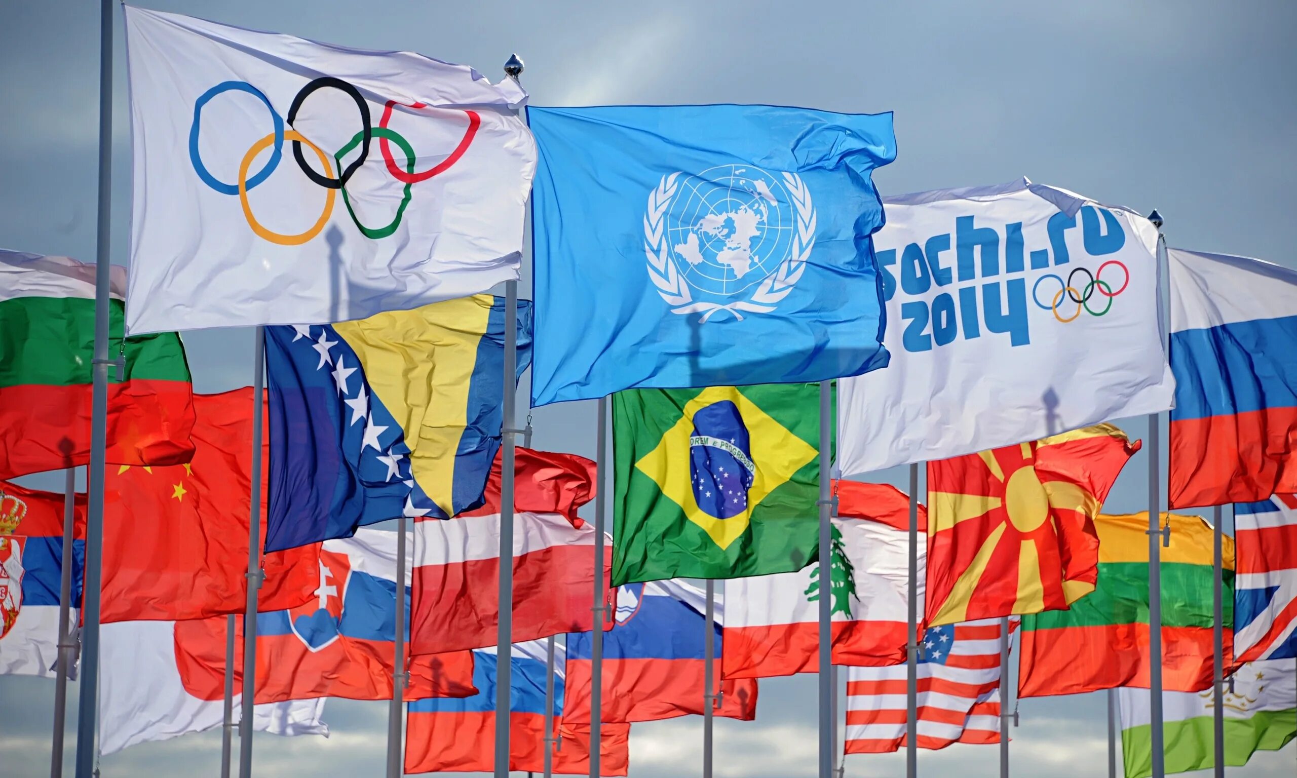 Олимпийские игры в Сочи 2014. Флаг Олимпийских игр Сочи 2014. Олимпийский флаг Сочи. Флаг олимпиады в Сочи. Олимпийские сборные стран
