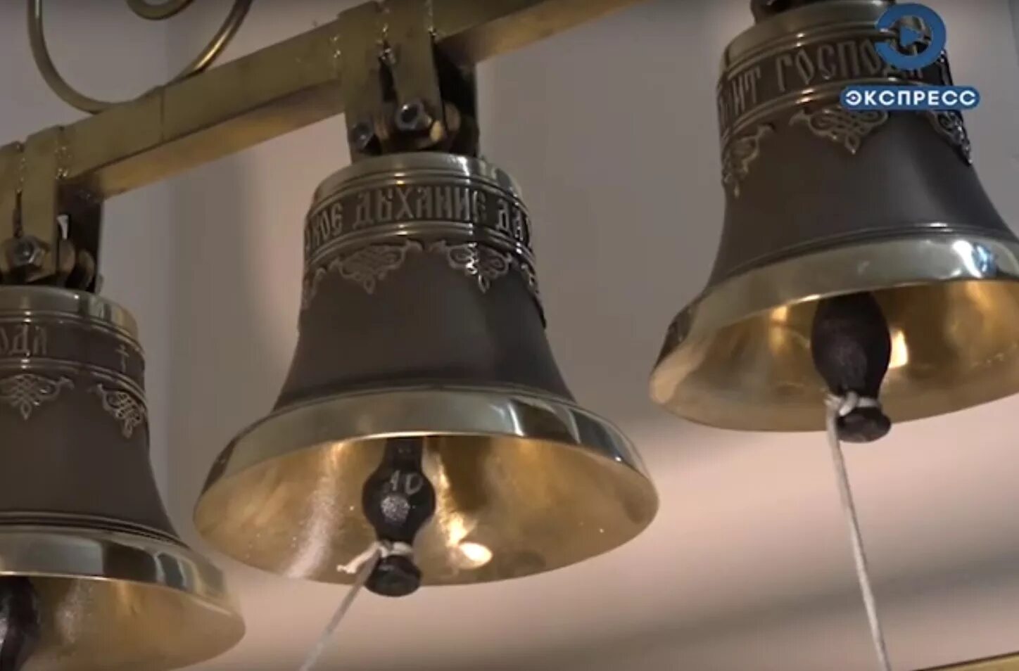 искусство колокольного звона. звонарь на колокольне. школа колокольного звона. колокол школьный фото. колокол для школы большой.