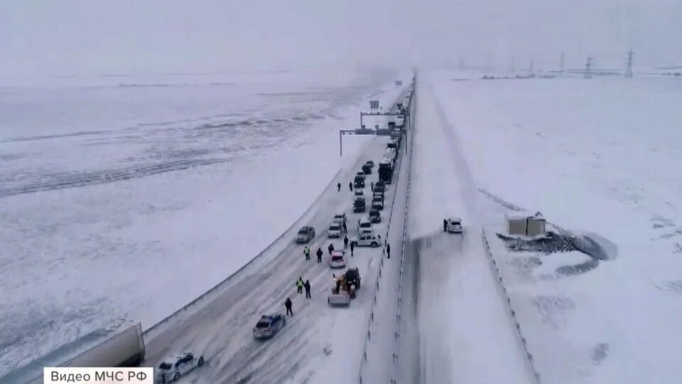 Узнать закрыта трасса. Крымский мост, трасса &quot;таврида&quot;,. большие сугробы снега. трасса. замело дороги.