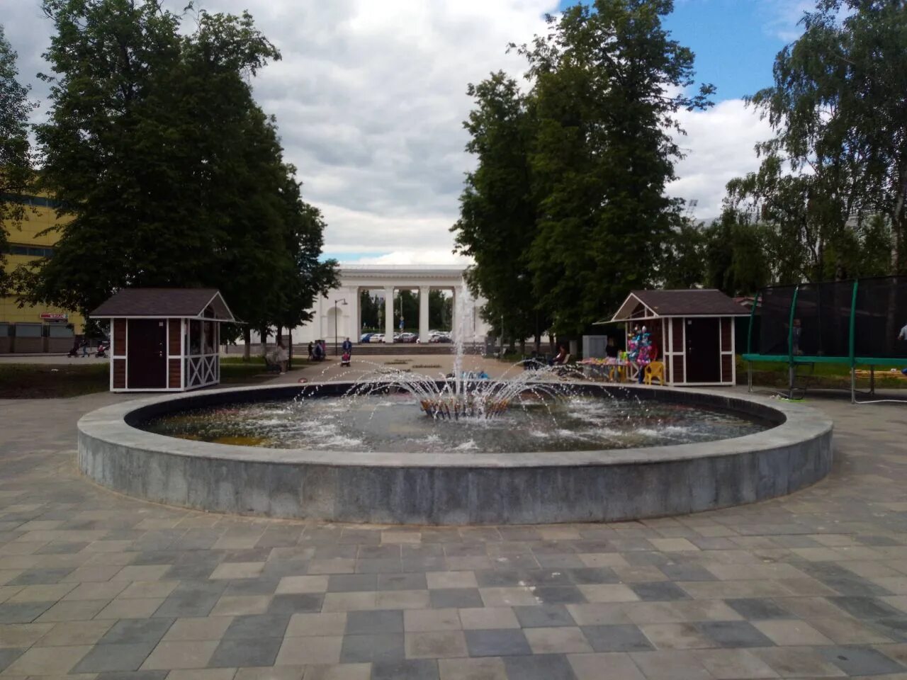 Дзержинск городской сайт. Фонтан Торнадо Дзержинск. Дзержинск парк фонтан. Дзержинск городской парк фонтан. Центральный парк Дзержинск.