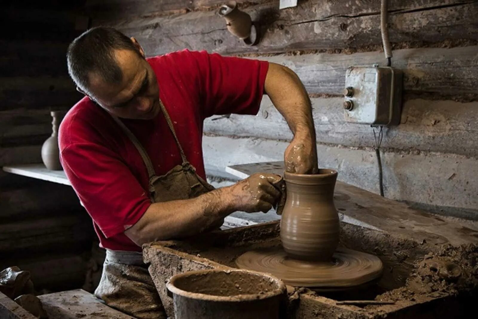 Человек делающий посуду