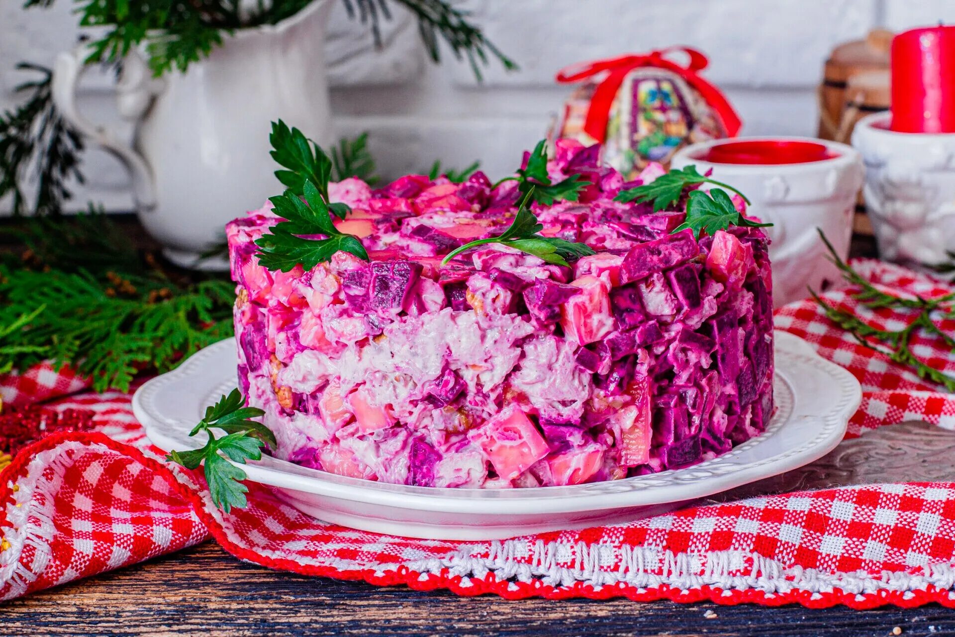 Свекольный салат с курицей. Бурачный салат. Салат из свеклы моркови грудки горками. Салат с филе и свеклой. Салат нежный со свеклой.