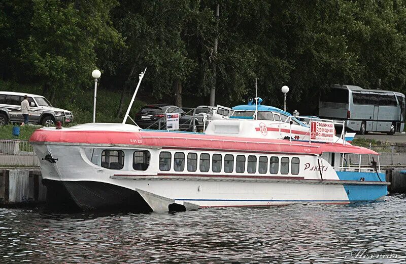 Прогулочный теплоход пермь. Теплоход москва 198. Коломенское музей-заповедник теплоход. Теплоход пассажирский маленький. Теплоход фото.