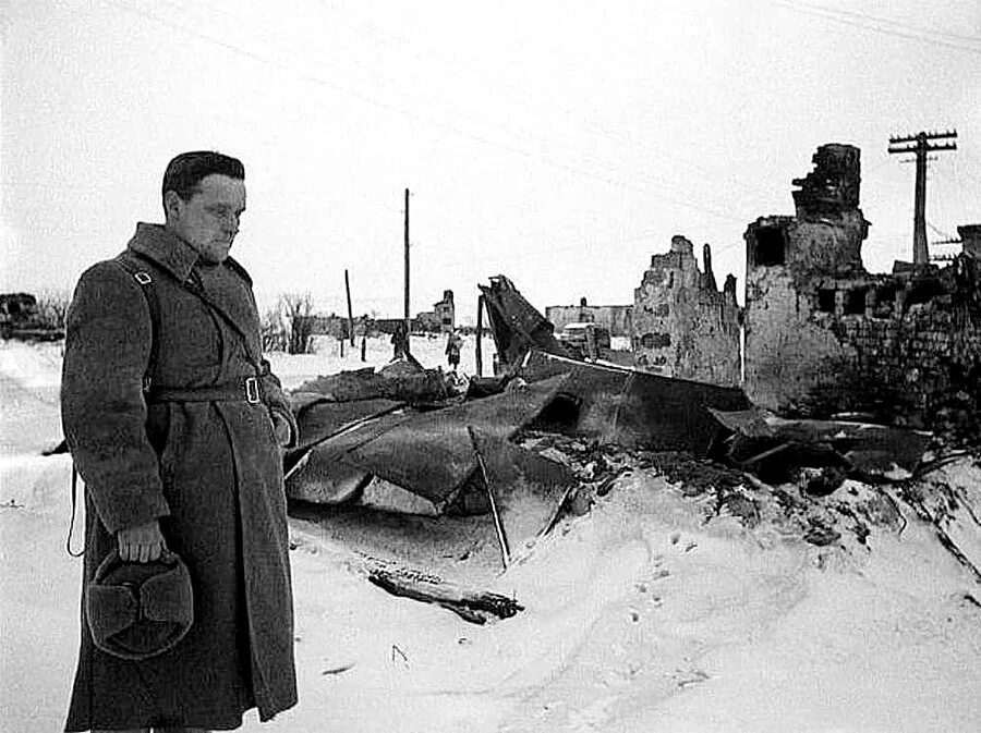 История песни враги сожгли родную хату. Освобождение города Луга 1944. Сожженные города деревни в годы войны 1941-1945. Враги сожгли родную хату 1945. Разрушенная деревня 1945 ВОВ.