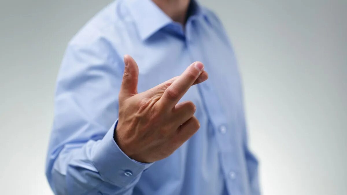 Скрестить пальцы на удачу. Скрещенные пальцы. Жест скрещенные пальцы. Скрещенные пальцы. Жесты из пальцев рук.