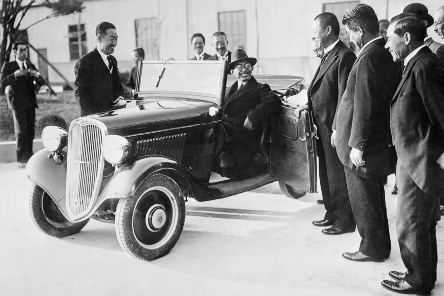 Первая компания автомобилей. Первый Ниссан 1934. Nissan 1933. Nissan Motor Company 1933. Ниссан первый автомобиль 26.12.1933.