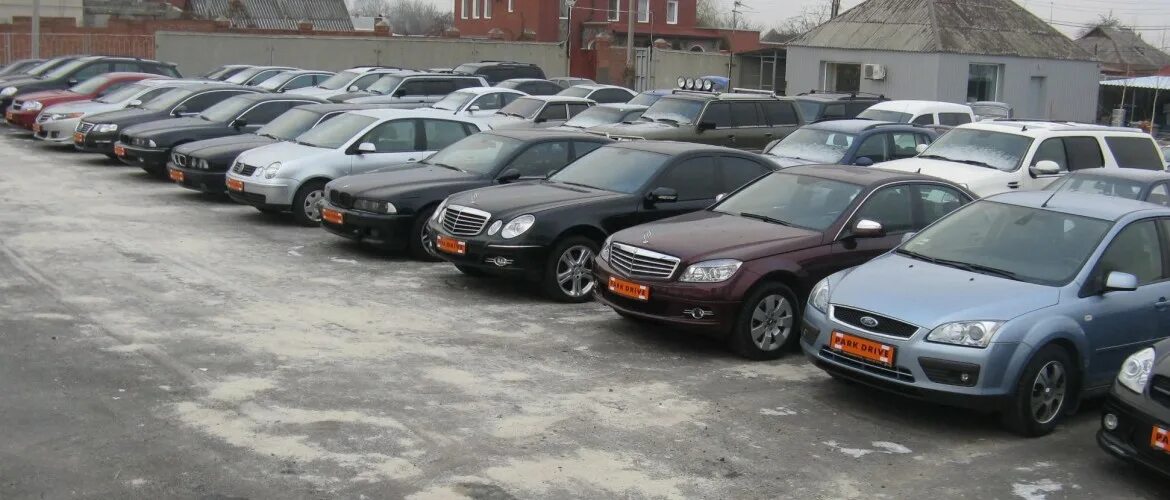 Рынок автомобилей. Срочно продам авто бу. Стоянка машин. Продается машина. Вторичный рынок автомобилей.