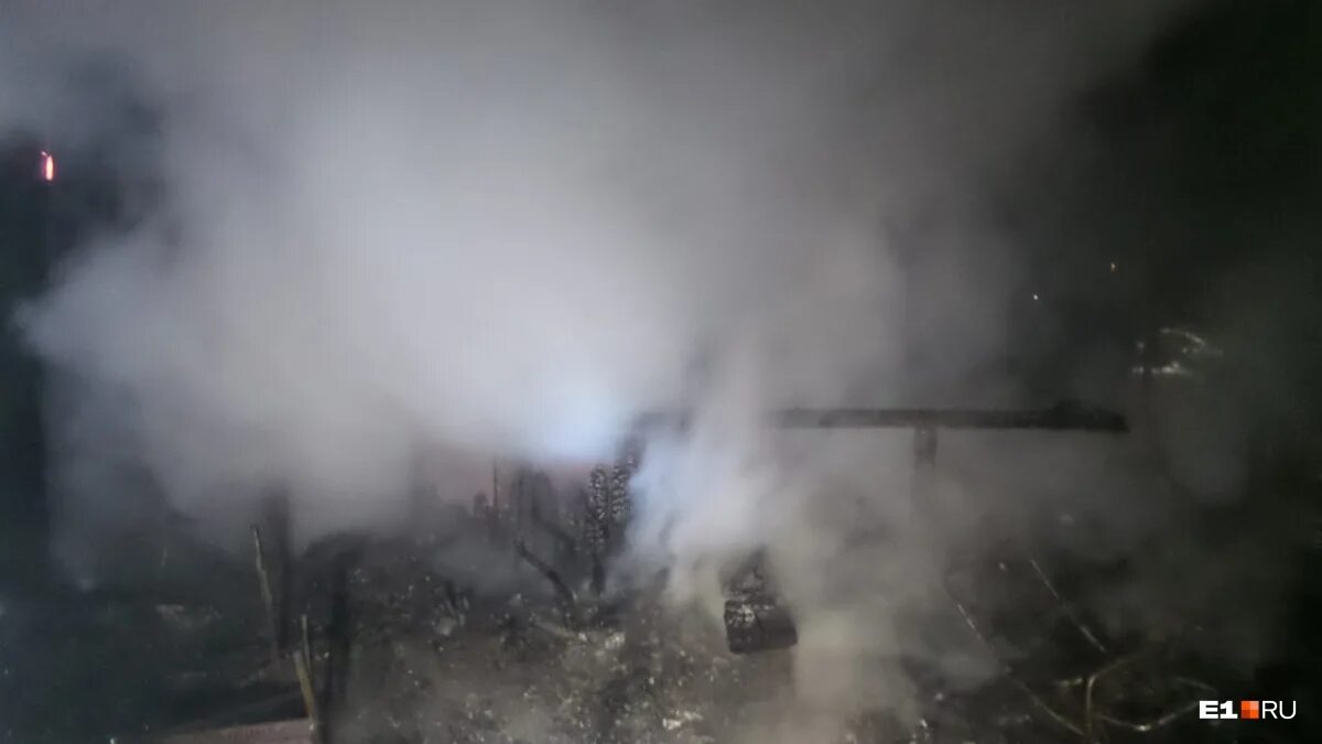 Девочки сожгли дом. Девочка и горящий дом. Горящий дом. Мужчина на фоне горящего дома. Девочка с горящим домо.