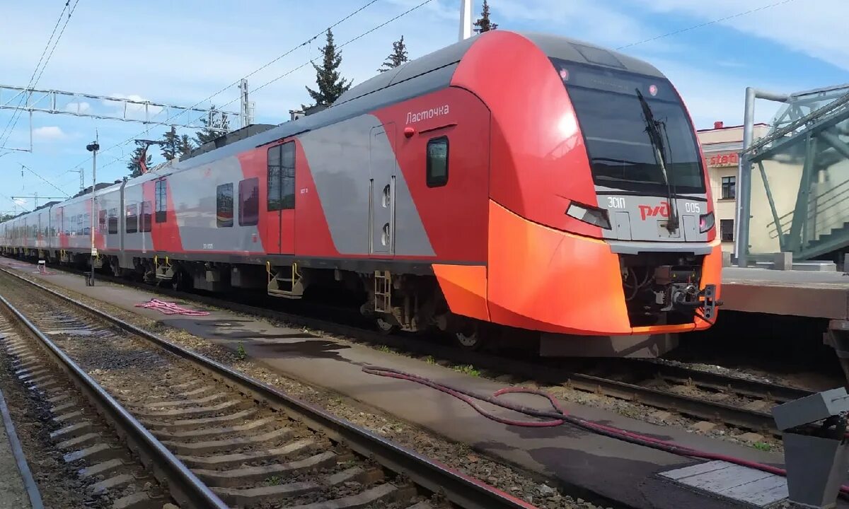 Поезд 804 ласточка санкт-петербург. Поезд санкт-петербург карелия. Ласточка спб петрозаводск. Петрозаводск питер ласточка вокзал. Санкт петербург петрозаводск поезд вокзал.