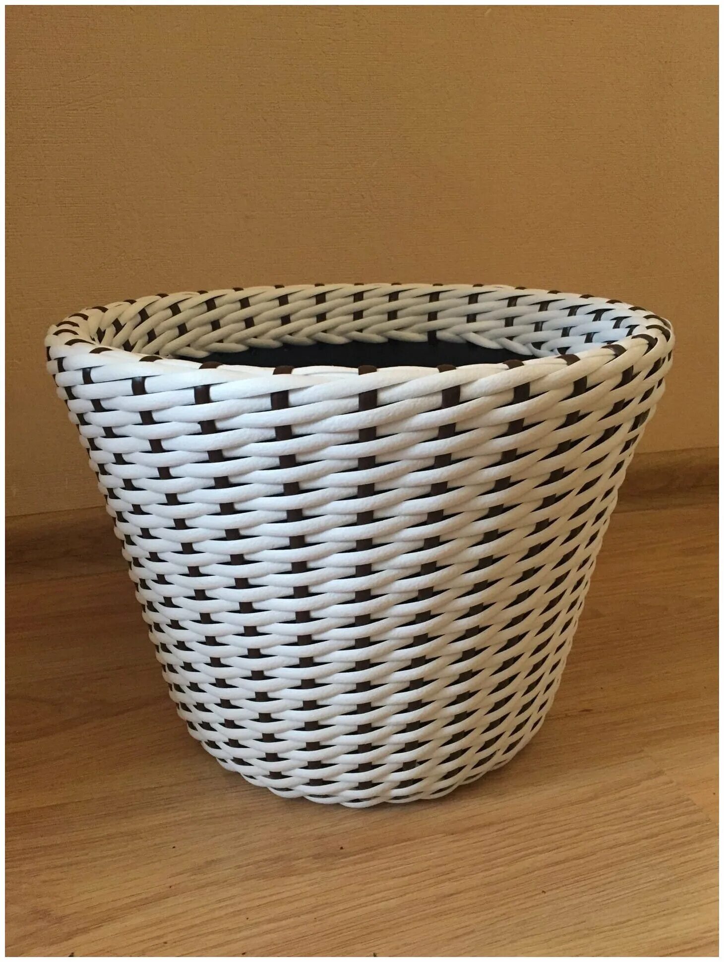 кашпо из ротанга 16л. кашпо из ротанга двухцветное. кашпо из ленты ротанга. как сплести двухцветное кашпо. плетение из ротанга кашпо.