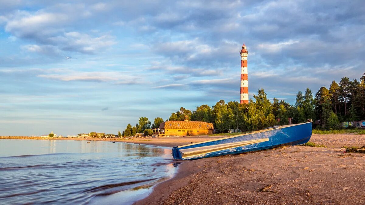 Поселок ладожский маяк. Ладожское озеро маяк осиновец. осиновецкий маяк на ладожском озере. пляж осиновецкий маяк на ладожском озере. бухта осиновец ладожское озеро.