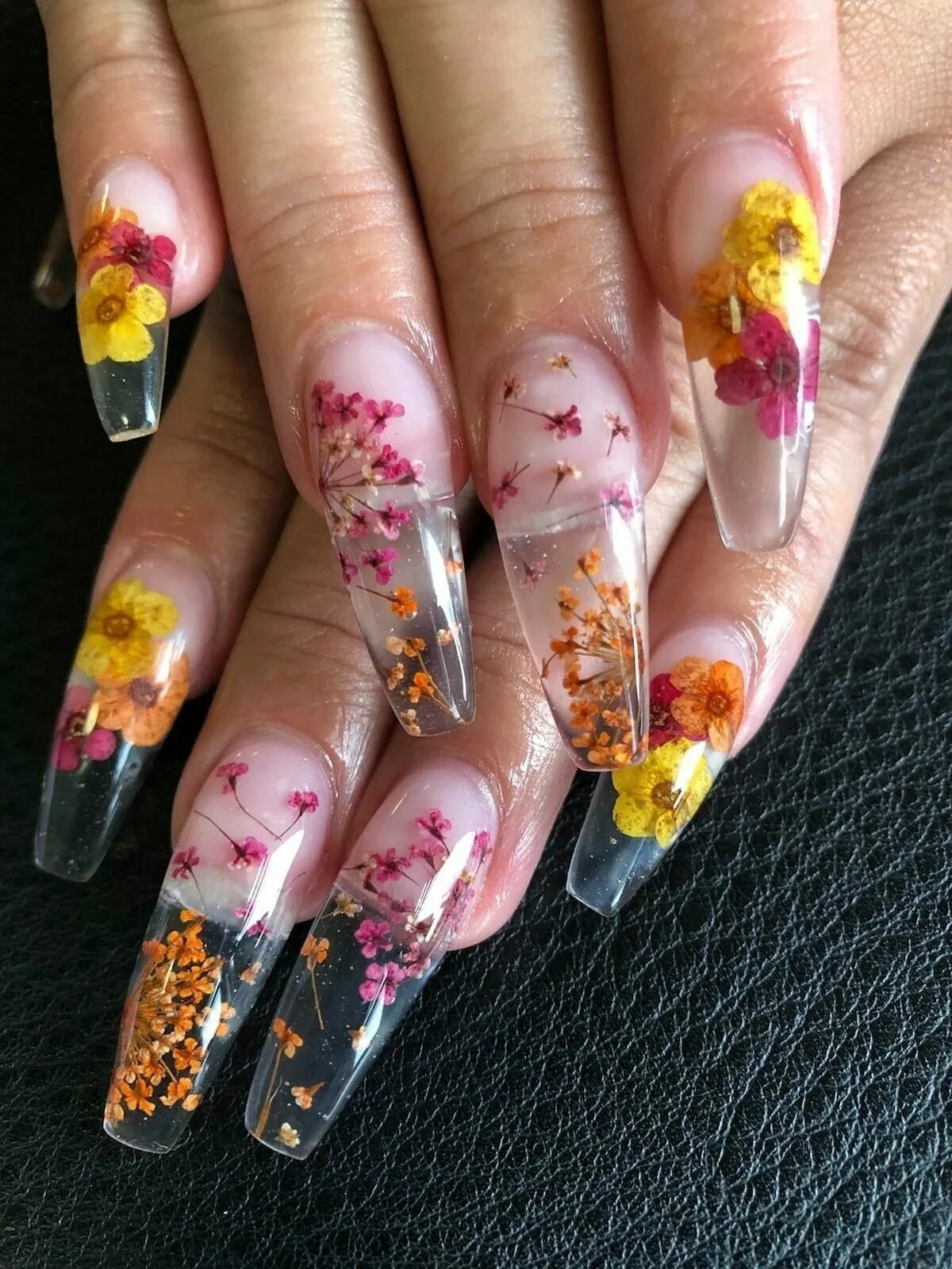 Выкладной френч с сухоцветами. Гель с сухоцветами Flowers Nail. Аквариумный маникюр 2022 с сухоцветами. Аквадизайн для гель лака. Ногти с сухоцветами 2024