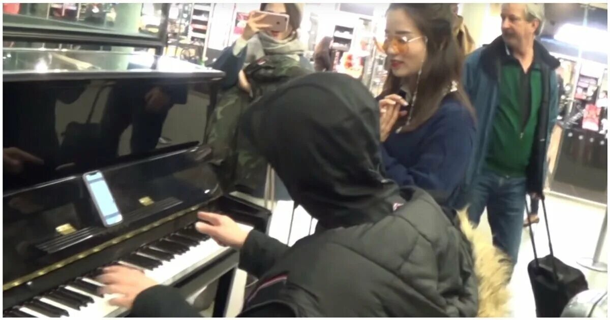 Какая музыка сейчас играет на станции. Brendan Kavanagh пианист. Пианино в аэропорту. Игра на пианино в аэропорту. Парень на пианино в аэропорту.