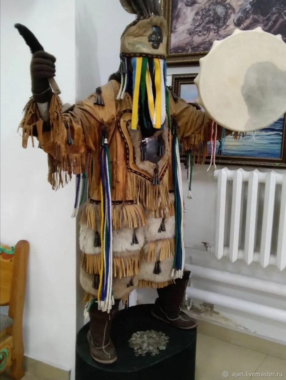 Костюм шамана чамакоко. Ритуальная одежда шамана Якута. Наряд шамана. Костюм эвенкийского шамана.