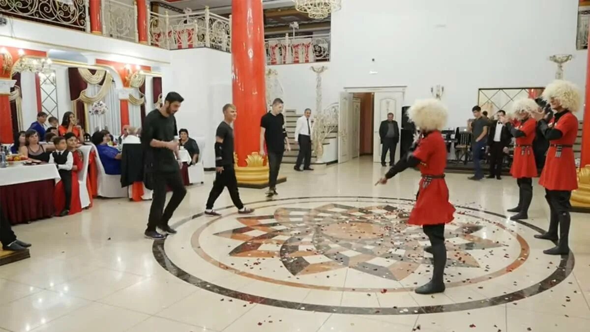 Лезгинка дети. Против лезгинки. Отчет против танца. Лезгинка батл. Русские танцуют лезгинку.