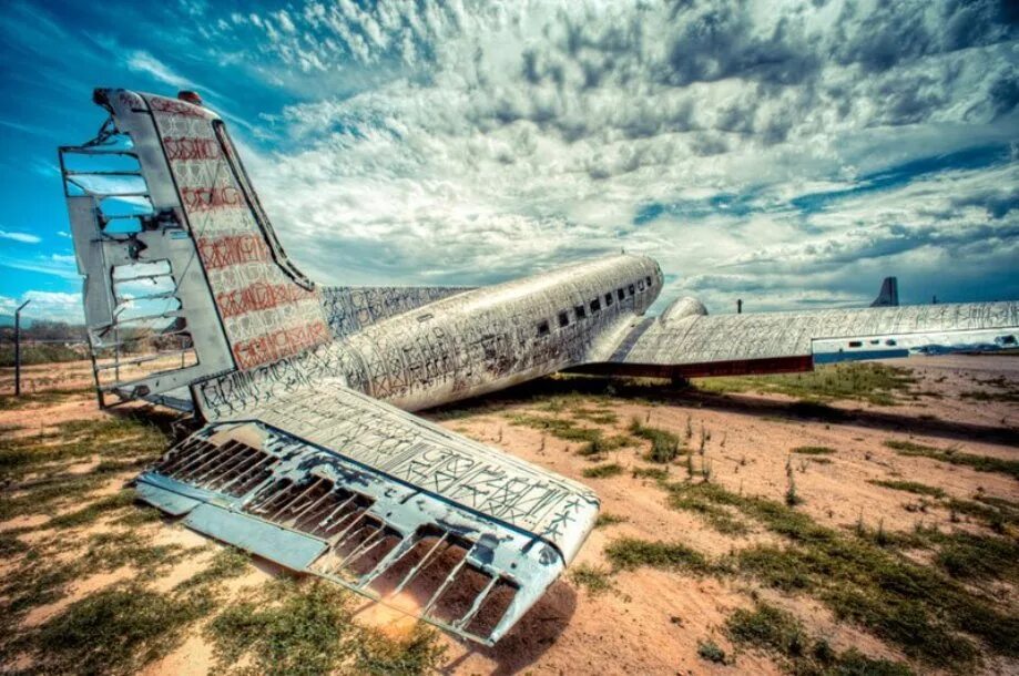Самолет в реальной жизни. Пустыня Аризона кладбище самолетов. Кладбище самолетов в Аризоне. Кладбище самолетов Девис-Монтен. Тусон кладбище самолетов.