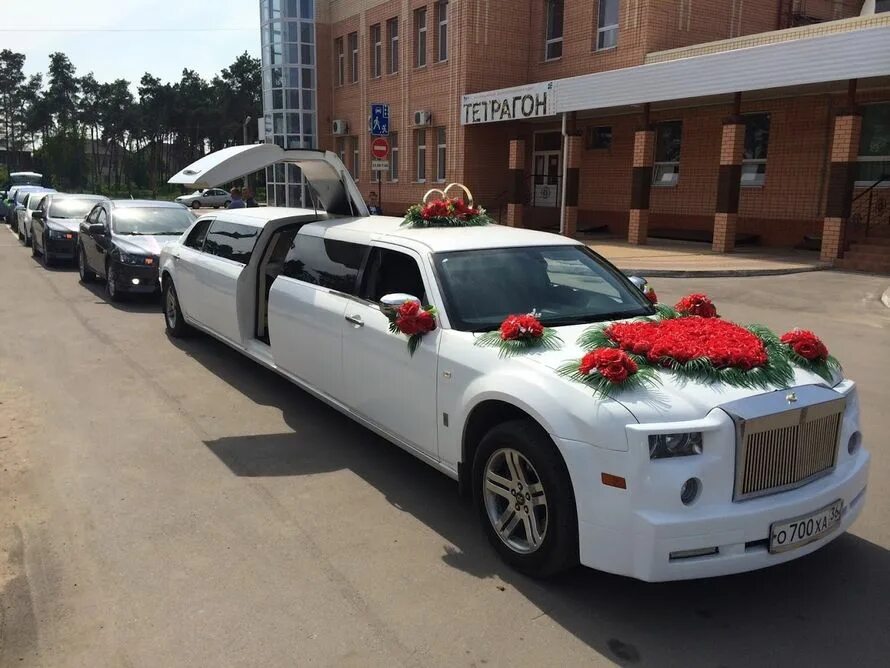 Крайслер 300с свадебный. Chrysler 300c свадебный. Шикарная свадебная машина. Машины для свадебного кортежа. Украшение на авто.