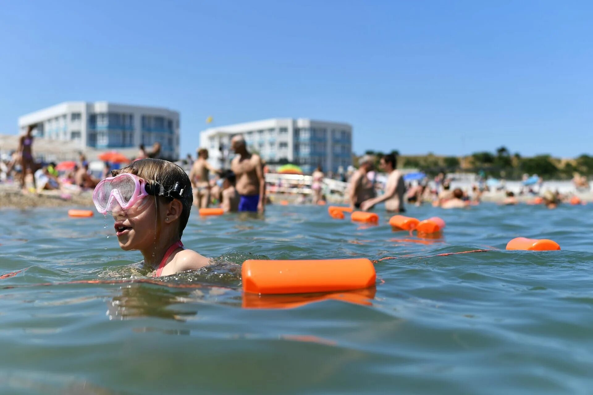 В черном море можно плавать. В черном море можно плавать