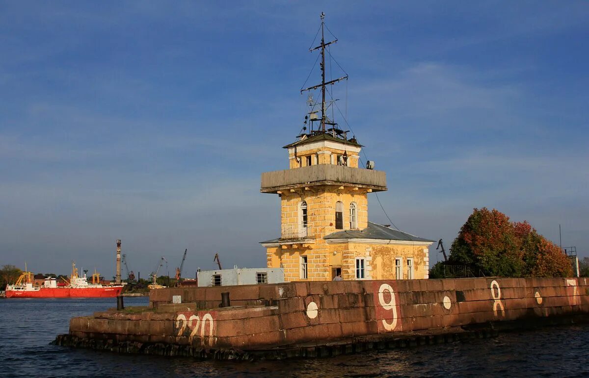 Балтийское море кронштадт. Кронштадт санкт-петербург маяк. петербург маяк кронштадт. кронштадтский маяк петровская пристань. маяк в финском заливе у кронштадта.