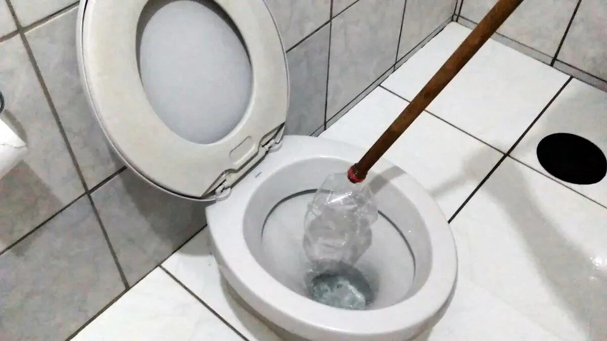 Как пробить унитаз без вантуза. Вантуз из бутылки для унитаза. устранение засора в унитазе.