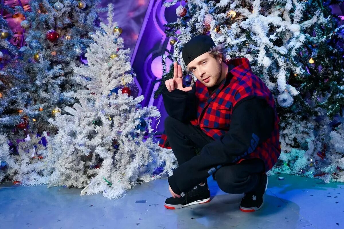 Голубой огонёк. Съемки новогодних программ. Россия 1 голубой огонек 2021. Новогодний ведущий. Голубой огонек съемки.