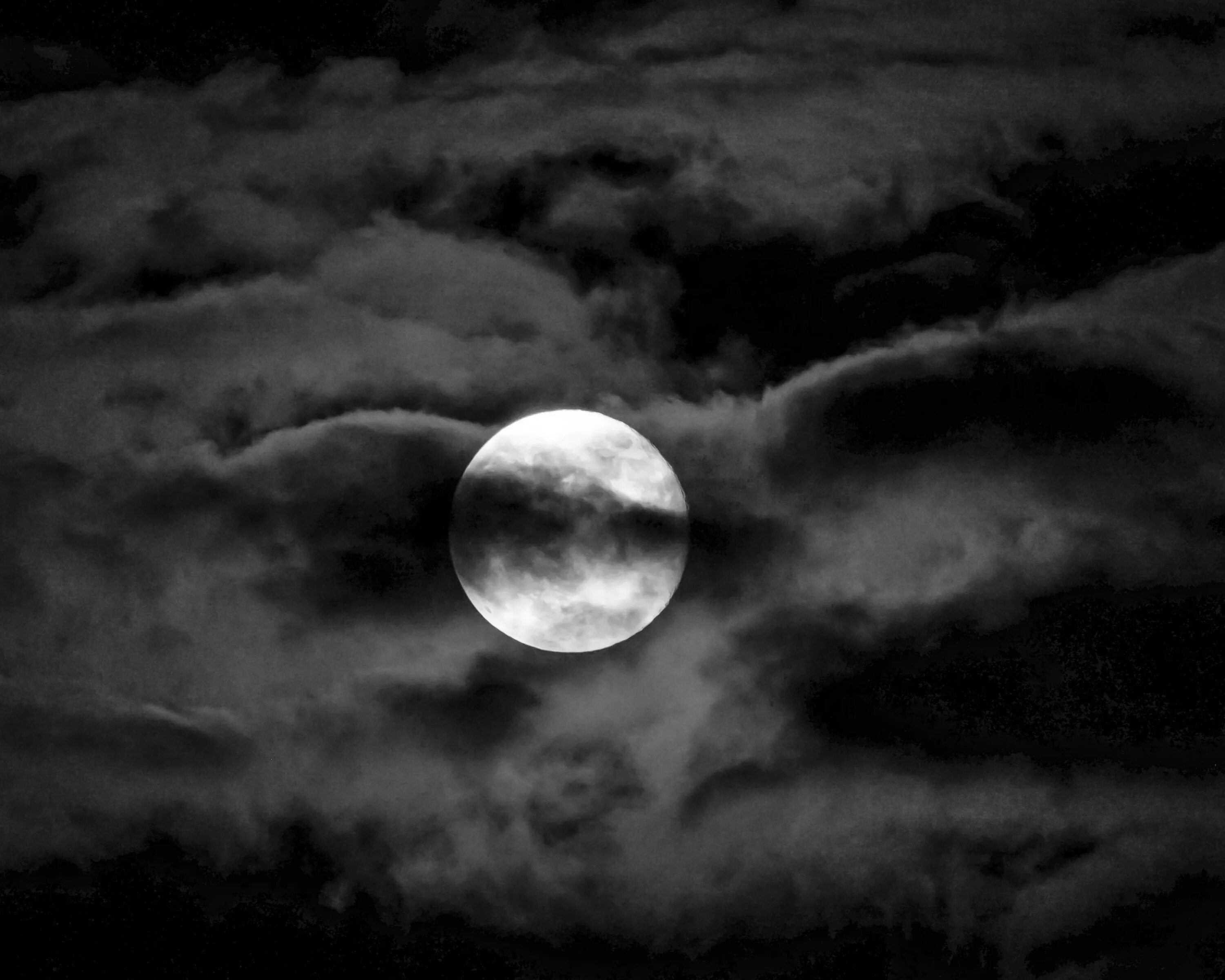 Clouded moon. Темное небо с луной. Луна на небе. Луна на черном небе. Лунное небо.