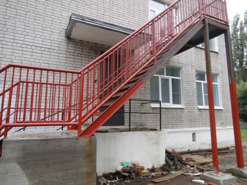 Второй этаж в школе. Пожарная эвакуационная лестница наружная. Пожарная лестница наружная 80.5. Металлическая эвакуационная лестница. Наружные эвакуационные лестницы для детского сада.