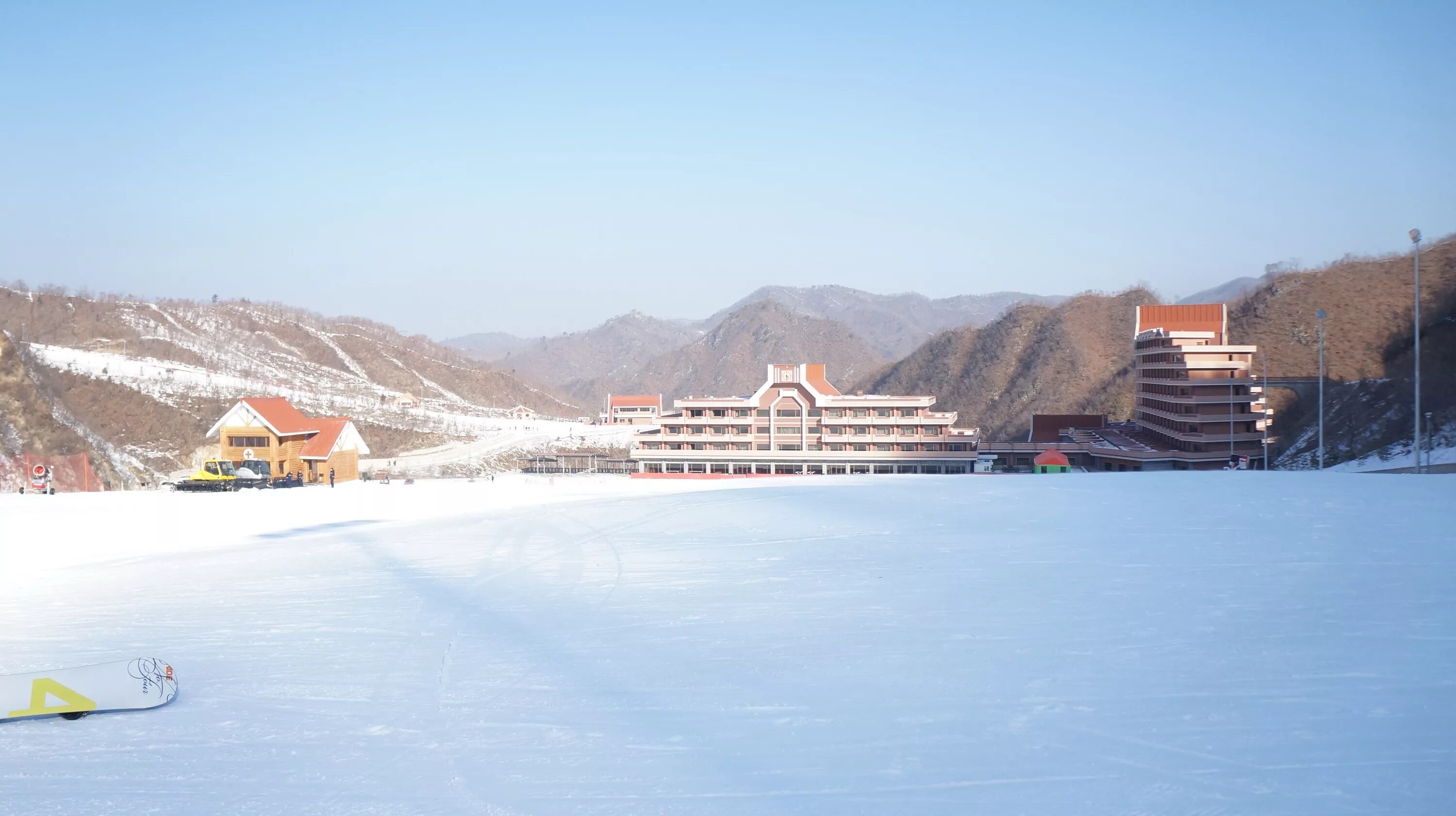 Северная корея горнолыжный курорт. Горнолыжный курорт Масик КНДР. North Korea Ski Resort. Масикрен горнолыжный курорт в Северной Корее. Горные лыжи в Северной Корее.