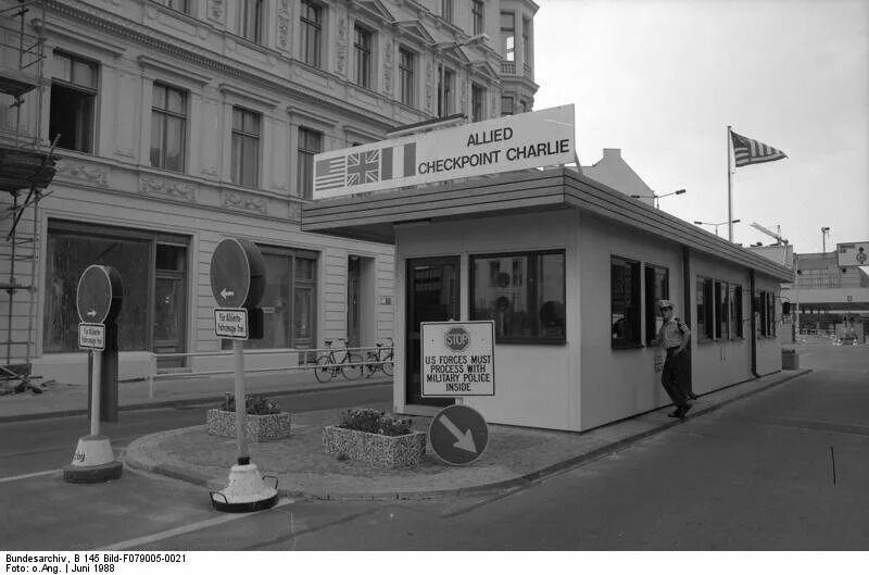 Чекпойнт Чарли в Берлине. Чек Пойнт Чарли в Берлине. КПП чекпойнт Чарли. Чекпойнт Чарли фото.