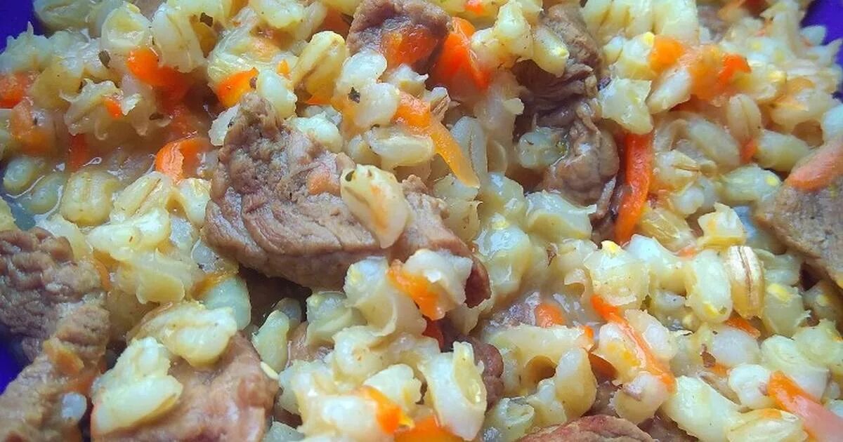 Перловка с мясом свинины. Перловка со свининой. перловка с говядиной. перловка с мясом в мультиварке. перловка со свининой и овощами.