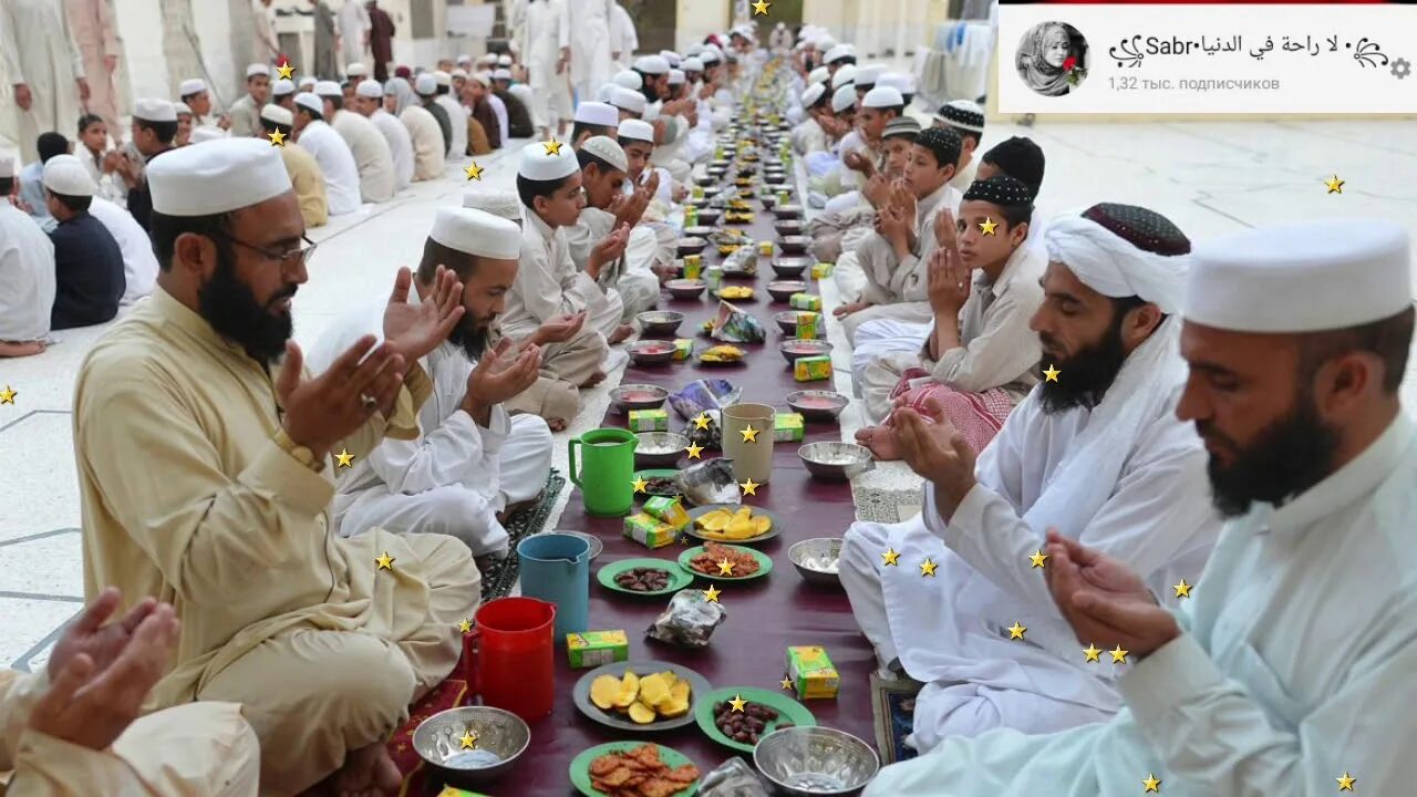 Ramadan ифтар. Рамазан ифтар мусульман. Мусульмане за столом. Мусульмане обедают.
