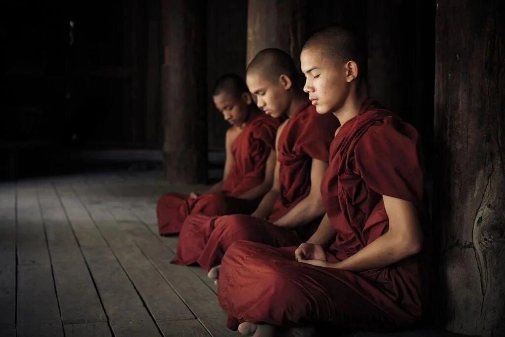 Буддисты. Медитация буддизм. Буддийский монах. Школы буддизма. Дзен буддист.