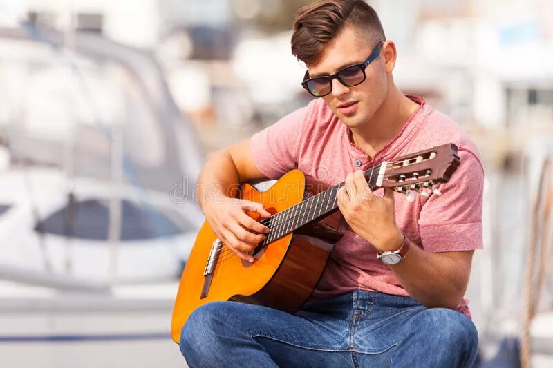 Человек играет на гитаре. Клип парень играет на гитаре. Фотосессия с гитарой. Девушка с парнем играет на электрогитаре. Необычная игра на гитаре видео.