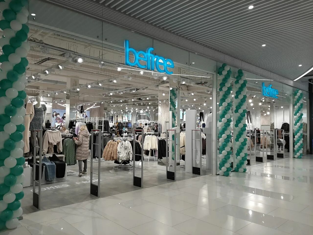 Бифри ривьера. Академ парк обувные магазины. Befree тц. Beauty магазин в трк академ-парк. Бифри витрина.