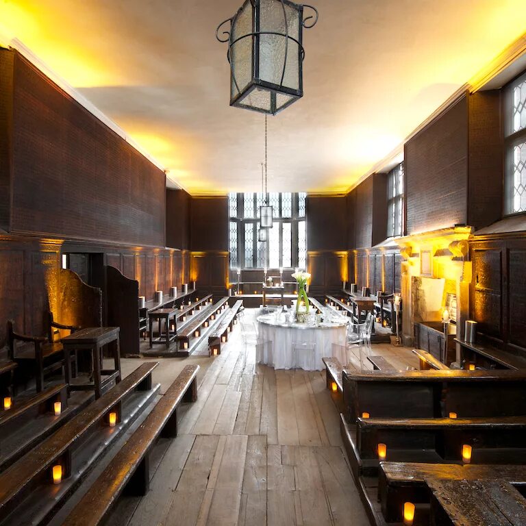 Гостиная буквой г. Стеклянная перегородка с растениями внутри. Интерьер гостиной 30м2. Form room. Кухня студия с гостиной г образный.