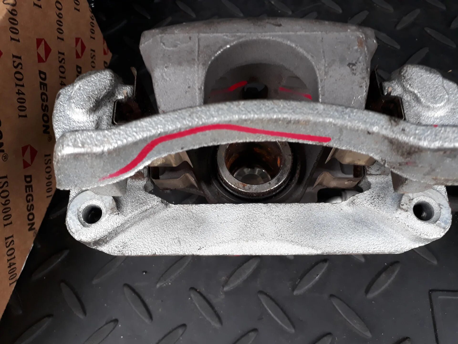 Алюминиевые суппорта. Наклейки на суппорта. Алюминиевые суппорта. Заглушка суппорта. Суппорт тормозной (красный).