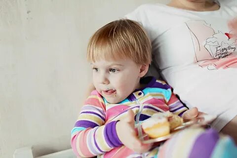 Почему ребенок махает головой