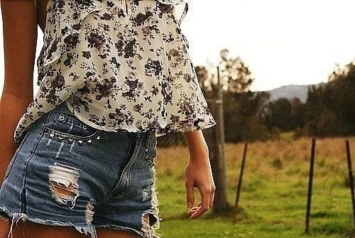 Девушки в порванных джинсах. Женщины в джинсовых шортах. Шорты дейзи дьюк джинсовые. Сестра пошла в лес и порвала шорты. Сестра пошла в лес и порвала шорты.