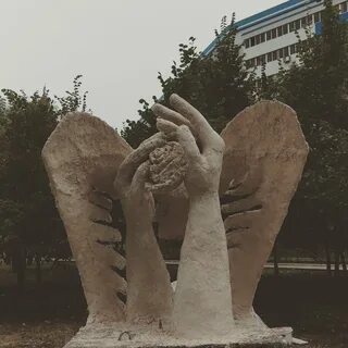Памятник рука