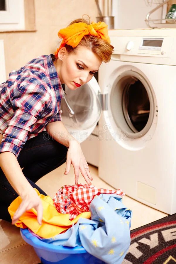 Путь домохозяйки. Домохозяйка и стиральная машина. Женщина у стиральной машины. Автомобиль для домохозяйки. Девушка ложит белье в стиральную машинку.