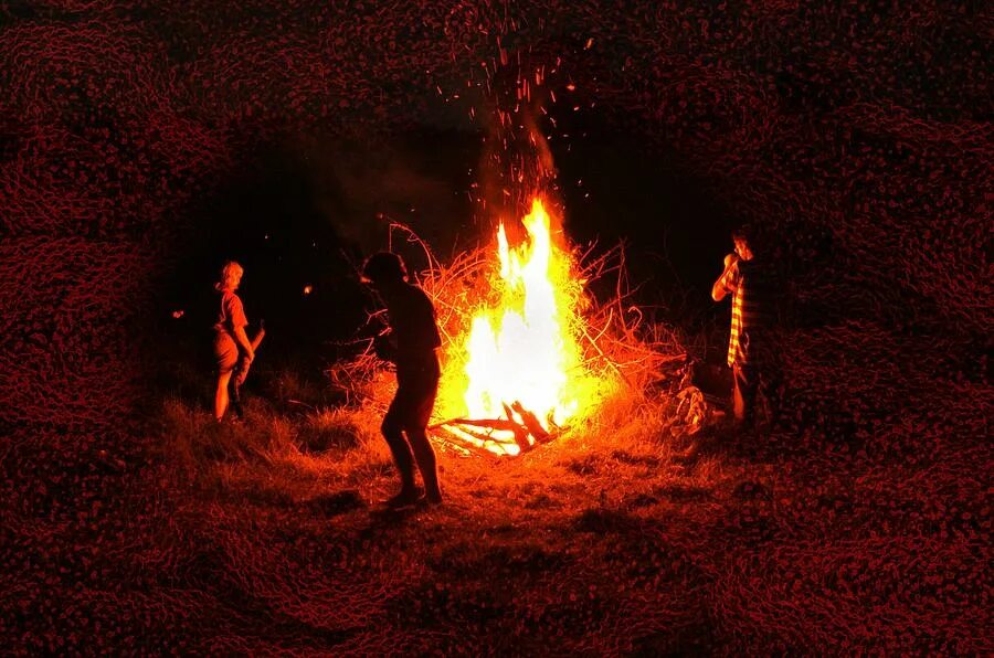 лес в огне арт. горящая бумага. горящий огонь. огонь угли. люди у костра.